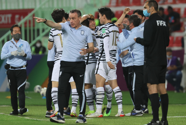1일 아랍에미리트(UAE) 두바이의 라시드 스타디움에서 열린 2022 국제축구연맹(FIFA) 카타르 월드컵 아시아 최종예선 8차전 대한민국과 시리아의 경기. 김진수가 선제골을 넣고 벤치로 뛰어가 환호하고 있다. 연합뉴스