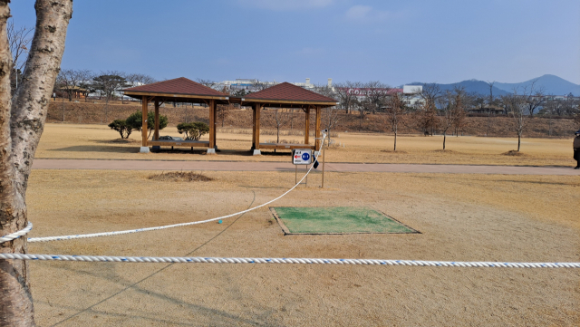 경북 구미지역 파크골프장 일부 회원들이 비회원들의 이용을 막기 위해 티샷을 할 수 있는 곳에 줄을 쳐놓고 있다. 전병용 기자