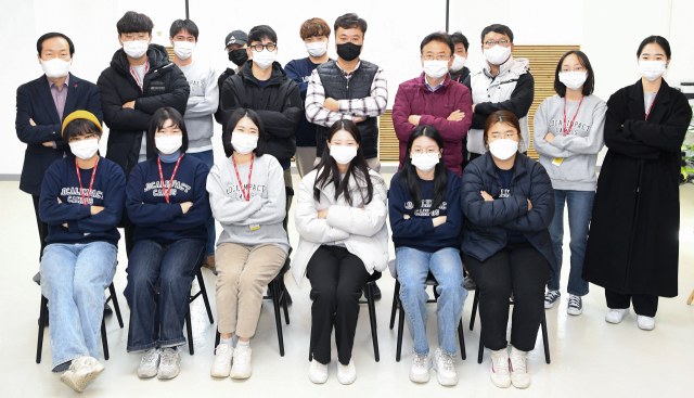 지난달 28일 의성 청년테마파크에서 이철우 경북도지사, 수도권 대학생 등이 함께 소통한 뒤 기념촬영을 하고 있다. 경북도 제공