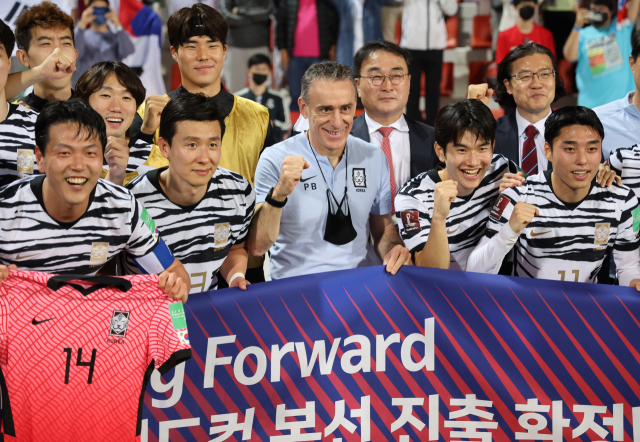 지난 2월 1일(현지시간) 아랍에미리트(UAE) 두바이의 라시드 스타디움에서 열린 2022 카타르 월드컵 아시아 최종예선 8차전 대한민국과 시리아의 경기에서 승리하며 10회 연속 및 통산 11번째 월드컵 본선 진출을 확정한 대한민국 축구대표팀 파울루 벤투 감독을 비롯한 선수들이 기뻐하고 있다. 연합뉴스