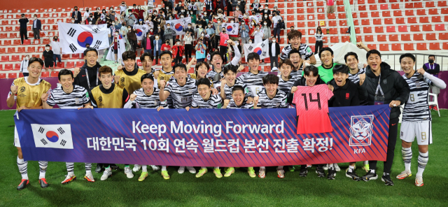 1일(현지시간) 아랍에미리트(UAE) 두바이의 라시드 스타디움에서 열린 2022 카타르 월드컵 아시아 최종예선 8차전 대한민국과 시리아의 경기에서 2-0으로 승리하며 10회 연속 및 통산 11번째 월드컵 본선 진출을 확정한 대한민국 축구대표팀이 환호하고 있다. 연합뉴스