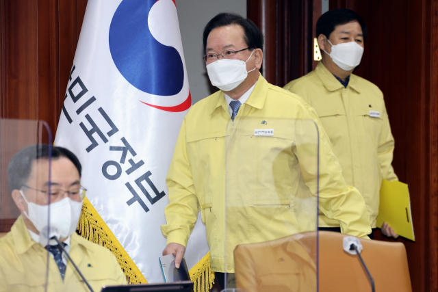 김부겸 국무총리가 설 연휴 마지막 날인 2일 정부서울청사에서 열린 코로나19 대응 중앙재난안전대책본부 회의에 참석하고 있다. 연합뉴스
