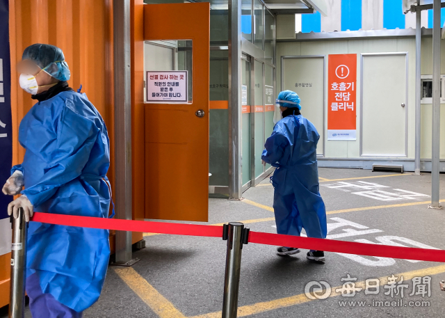 오미크론 대응 코로나19 진단.검사 체계 대전환을 하루 앞둔 2일 호흡기전담클리닉으로 지정된 대구의 한 병원 선별진료소 옆에 코로나19 의심 환자 진찰.검사를 위한 별도의 공간이 마련돼 있다. 호흡기전담클리닉과 코로나19 진료 병.의원 명단은 3일부터 보건복지부와 건강보험심사평가원 홈페이지에서 확인할 수 있다. 우태욱 기자 woo@imaeil.com