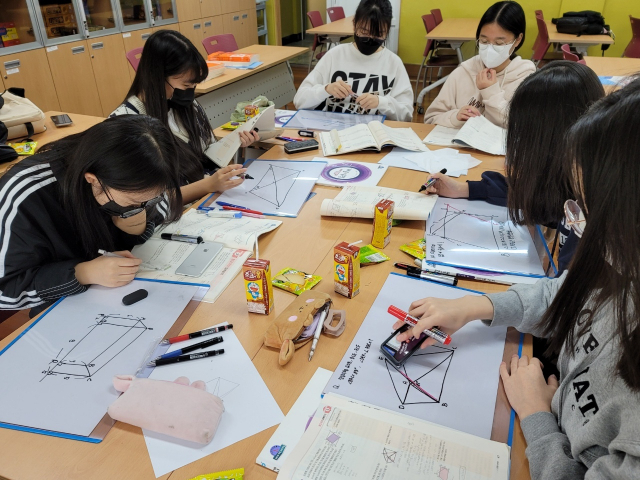 동평중학교에서는 방학 동안 학생 주도로 소규모 그룹 강좌가 이뤄져 호평을 받고 있다. 학생들이 학력 수준과 학습 성향이 비슷한 학생들끼리 소그룹을 형성한 뒤, 직접 원하는 형태의 강좌를 학교 측에 요청했다. 이에 따라 학생들이 바라는 대로 기초학력 향상을 목적으로 하는 반부터 심화 문제를 다루고 토론하는 반까지 다양한 수준의 강좌가 개설됐다. 대구시교육청 제공