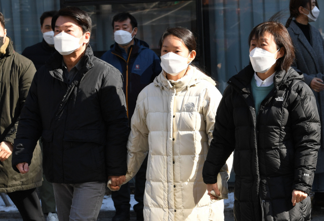 국민의당 안철수 대선 후보가 설 연휴 마지막 날인 2일 부인 김미경 교수, 딸 안설희 박사와 함께 코로나19 검체 채취 봉사활동 등을 하기 위해 서울 중구보건소 선별진료소로 향하고 있다. 이날 딸 안설희 박사는 행정 업무 등을 지원했다. 연합뉴스