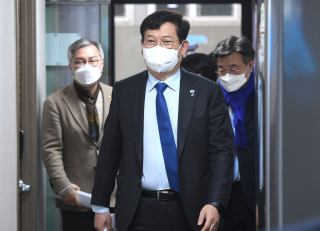 더불어민주당 송영길 상임선대위원장과 윤호중 공동선대위원장, 최강욱 공동선대위원장이 28일 오전 서울 여의도 더불어민주당 중앙당사에서 열린 선대위 본부장단회의에 참석하고 있다. 연합뉴스