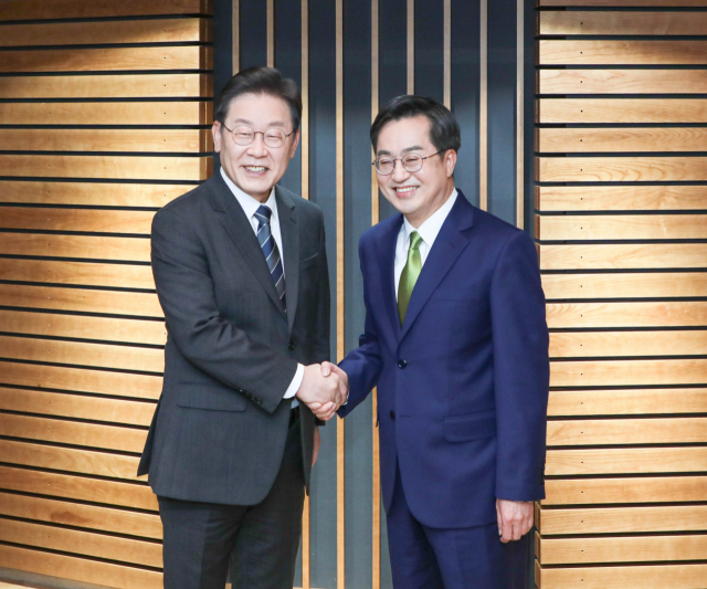 더불어민주당 이재명 대선 후보와 새로운물결 김동연 대선 후보가 2일 오후 서울시 양천 목동 CBS에서 열리는 양자 정책토론회에 앞서 악수를 하고 있다. 연합뉴스