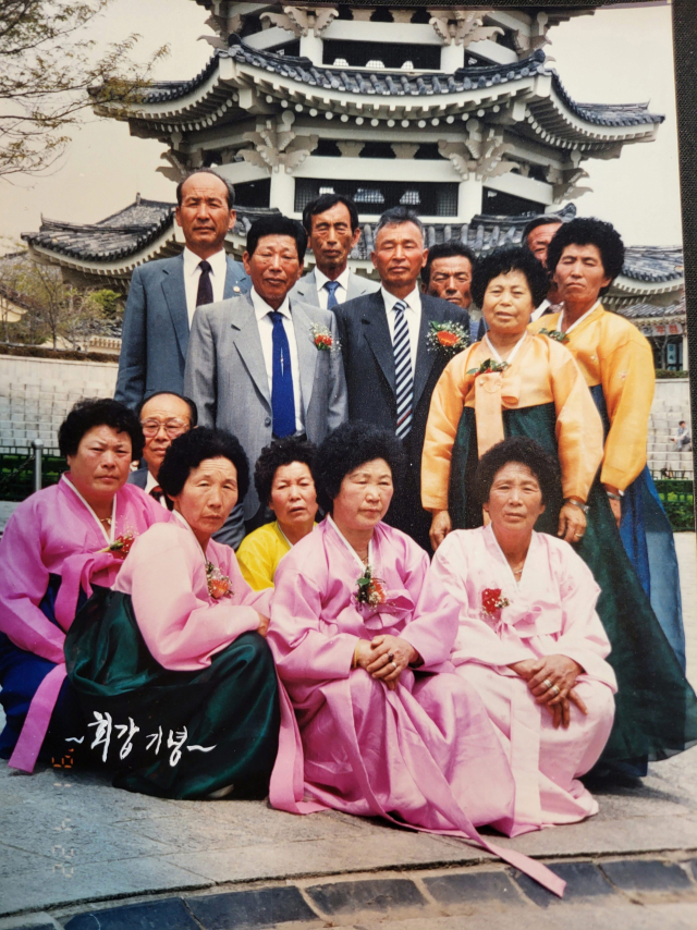 회갑을 맞으신 1991년 고향 동기들과 부부 여행. 맨 뒷줄 왼쪽 세 번째가 고 지상개 씨. 가족 제공.