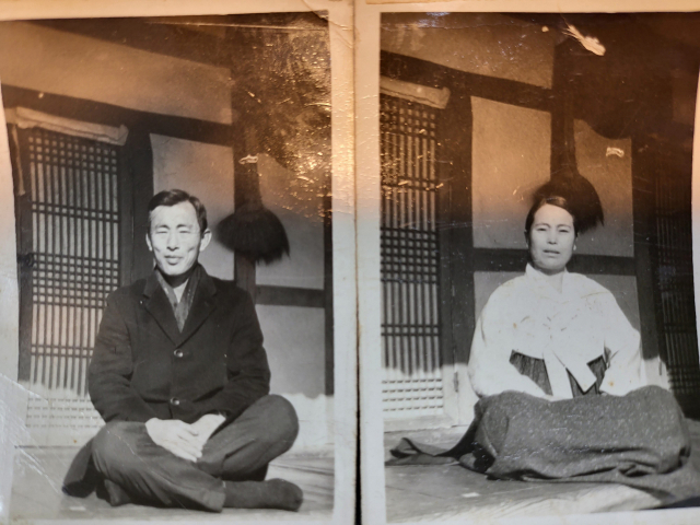 40대 시절, 고향집 마루에서. 왼쪽이 고 지상개 씨. 가족 제공.