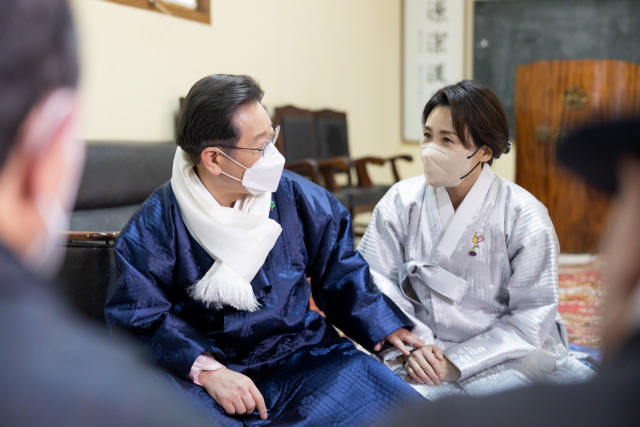 더불어민주당 이재명 대선 후보가 부인 김혜경 씨와 함께 설 명절인 1일 경북 안동시 보원재를 방문, 경주 이씨 어르신과 대화하고 있다. 연합뉴스