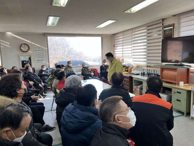 영주시는 지난달 28일 산불진화대 대기소에서 산불진화대원과 감시원을 대상으로 전문 교육을 했다. 영주시 제공