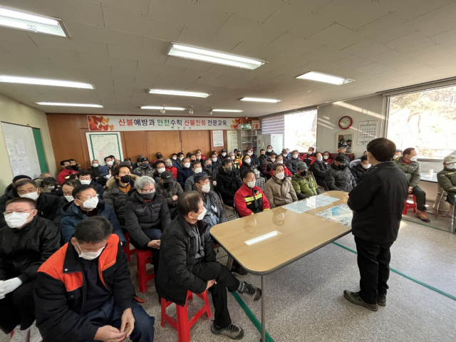 영주시가 올해 산불 예방을 위해 지난달 28일 산불진화대와 감시원 발대식을 했다. 영주시 제공