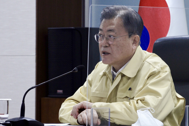 문재인 대통령이 30일 오전 청와대 국가위기관리센터에서에서 북한의 중거리 탄도미사일 발사와 관련 국가안전보장회의(NSC) 긴급 전체회의를 주재하고 있다 연합뉴스