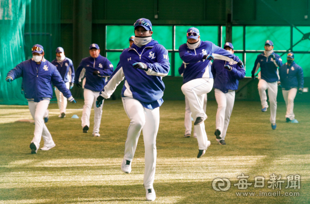 3일 오전 경산 삼성라이온즈 볼파크에서 시작된 2022시즌 스프링캠프에 참가한 선수들이 훈련을 하고 있다. 우태욱 기자 woo@imaeil.com