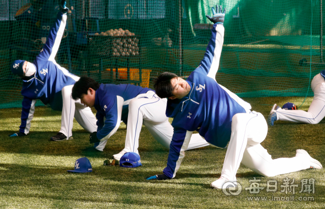 3일 오전 경산 삼성라이온즈 볼파크에서 시작된 2022시즌 스프링캠프에 참가한 선수들이 훈련을 하고 있다. 우태욱 기자 woo@imaeil.com