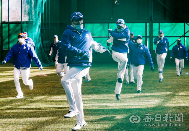 지난 3일 오전 경산 삼성라이온즈 볼파크에서 시작된 2022시즌 스프링캠프에 참가한 선수들이 훈련을 하고 있다. 우태욱 기자 woo@imaeil.com