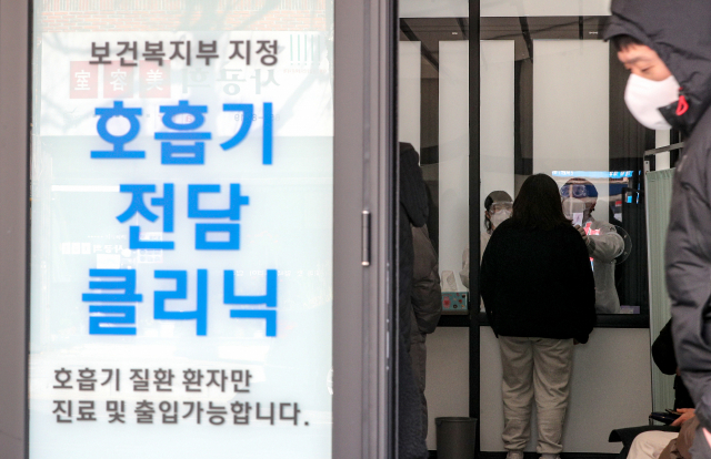 동네 병·의원에서도 코로나19 검사를 받을 수 있게 된 3일 오전 대구시내의 한 병원 호흡기전담클리닉에서 한 시민이 코로나19 신속항원검사를 받고 있다. 안성완 기자 asw0727@imaeil.com