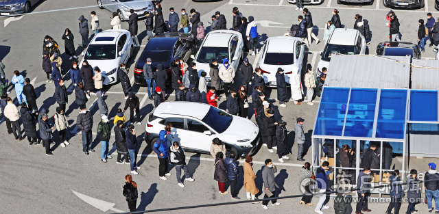 동네 병·의원에서도 코로나19 검사를 받을 수 있게 된 3일 오전 대구 시내의 한 병원을 찾은 시민들이 신속항원검사를 하기 위해 줄지어 서 있다. 이날부터 선별진료소뿐만 아니라 전국의 임시선별검사소와 호흡기전담클리닉 등 코로나19 진료에 동참하는 일부 병·의원이 새 검사체계에 동참한다. 안성완 기자 asw0727@imaeil.com