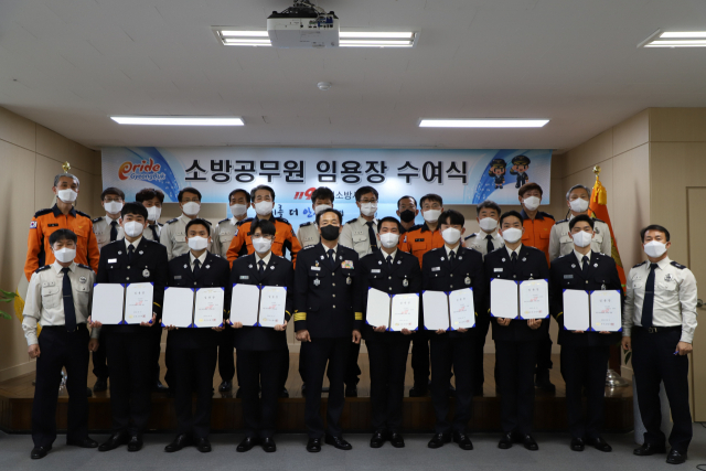 구미소방서는 3일 소방공무원 신규 임용자 7명에 대해 임용장을 수여했다. 구미소방서 제공