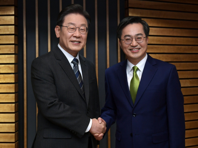 더불어민주당 이재명 대선 후보와 새로운물결 김동연 대선 후보가 2일 오후 서울시 양천 목동 CBS에서 열리는 양자 정책토론회에 앞서 악수하고 있다. 연합뉴스