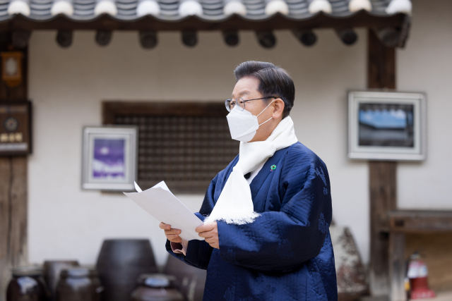 더불어민주당 이재명 대선후보가 설 명절인 1일 경북 안동시 임청각에서 육군사관학교의 안동 이전, 미래형 친환경 자동차부품산업 육성, 글로벌 백신·의료산업 벨트 조성 등을 핵심으로 하는 경북 지역 공약을 발표하고 있다. 연합뉴스