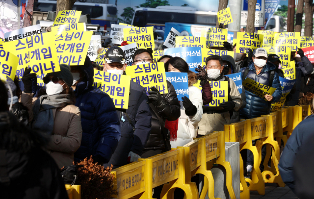 20일 오후 서울 종로구 조계사 인근에서 촛불시민연대 등 시민단체 주최