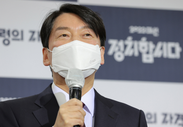국민의당 안철수 대선 후보가 3일 오후 서울 여의도 KBS 공개홀에서 열린 방송 3사 합동 초청