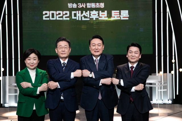 지상파 방송 3사가 공동주최한 대선후보토론회가 열린 3일 서울 KBS 스튜디오에서 정의당 심상정 · 더불어민주당 이재명 · 국민의힘 윤석열 · 국민의당 안철수 대선후보(왼쪽부터)가 토론회 전 기념촬영을 하고 있다. 연합뉴스
