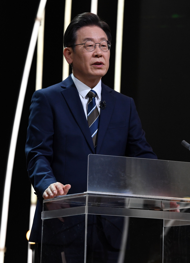 더불어민주당 이재명 대선 후보가 3일 오후 서울 여의도 KBS 공개홀에서 열린 방송 3사 합동 초청