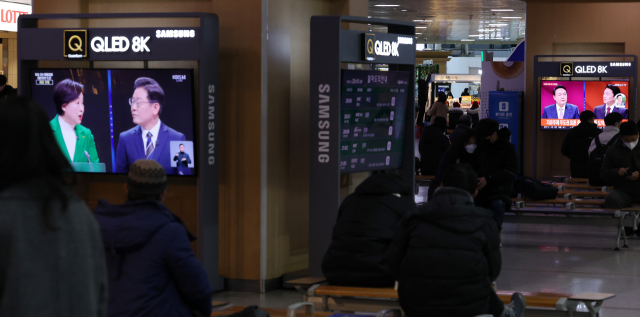 3일 오후 서울역 대합실에서 시민들이 대선후보 TV 토론을 시청하고 있다. 연합뉴스