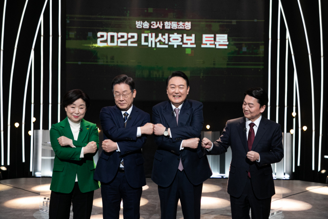 지상파 방송 3사가 공동주최한 대선후보토론회가 열린 3일 서울 KBS 스튜디오에서 정의당 심상정 · 더불어민주당 이재명 · 국민의힘 윤석열 · 국민의당 안철수 대선후보(왼쪽부터)가 토론회 전 기념촬영을 하고 있다. 연합뉴스