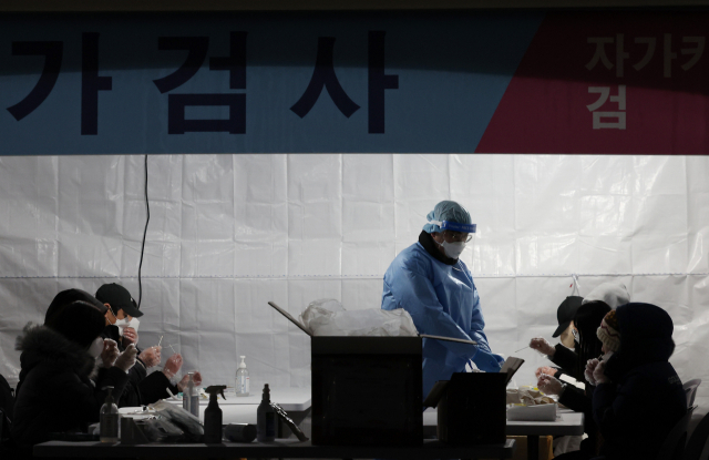 3일 오후 마포구 월드컵공원 평화광장에 마련된 코로나19 임시 선별검사소에서 시민들이 신속항원검사를 하고 있다. 방역당국과 서울시 등 각 지방자치단체에 따르면 이날 0시부터 오후 6시까지 전국 17개 시도에서 코로나19 양성 판정을 받은 확진자는 모두 1만7천196명으로 집계됐다. 동시간대 역대 최다 기록이다. 연합뉴스
