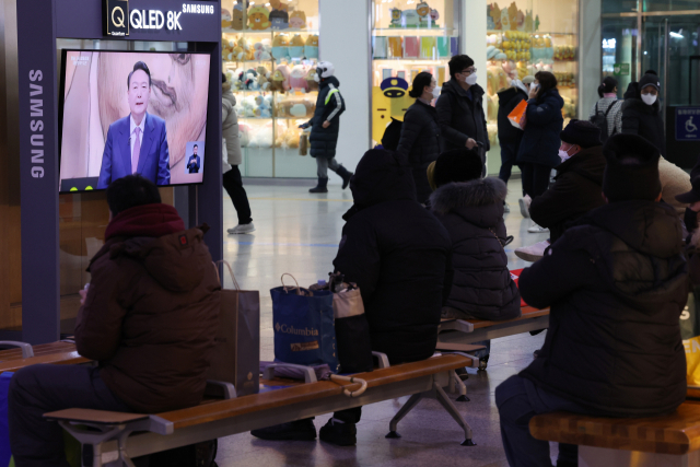 3일 오후 서울역 대합실에서 시민들이 대선 후보 TV 토론을 시청하고 있다. 연합뉴스
