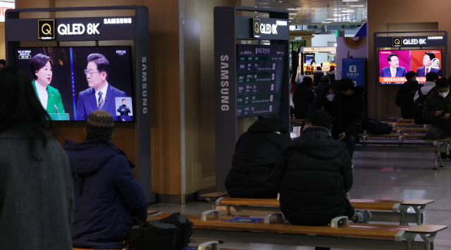 3일 오후 서울역 대합실에서 시민들이 대선 후보 TV 토론을 시청하고 있다. 연합뉴스