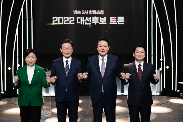 지상파 방송 3사가 공동주최한 대선후보토론회가 열린 3일 서울 KBS 스튜디오에서 정의당 심상정·더불어민주당 이재명·국민의힘 윤석열·국민의당 안철수 대선후보(왼쪽부터)가 토론회 전 기념촬영을 하고 있다. 연합뉴스