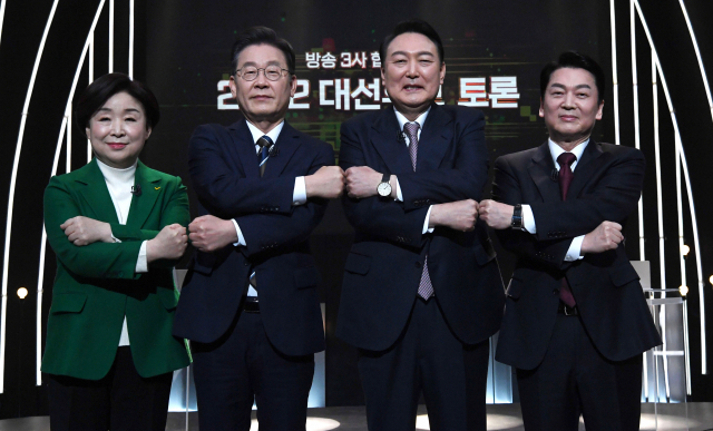 지상파 방송 3사가 공동주최한 대선후보토론회가 열린 3일 서울 KBS 스튜디오에서 정의당 심상정·더불어민주당 이재명·국민의힘 윤석열·안철수 국민의당 대선후보(왼쪽부터)가 토론회 전 기념촬영을 하고 있다. 연합뉴스