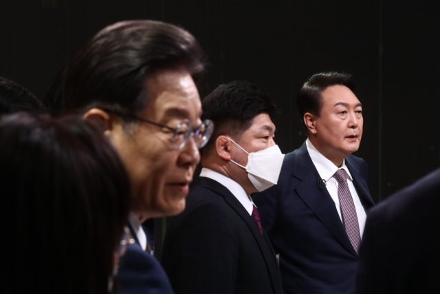 더불어민주당 이재명 대선 후보(왼쪽)와 국민의힘 윤석열 대선후보(오른쪽)가 3일 오후 서울 여의도 KBS 공개홀에서 열린 방송 3사 합동 초청 