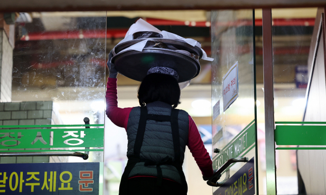 국내에서 신종 코로나바이러스 감염증(코로나19)이 발생한 지 2년이 되면서 소상공인들은 거듭된 대출에 이자·원금 상환까지 부담 커지며 대부분 한계상황에 다다르고 있다. 사진은 20일 오후 서울 종로구 광장시장에서 음식을 배달하는 모습. 연합뉴스