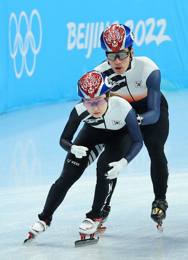 대한민국 쇼트트랙 대표팀 최민정과 황대헌이 3일 중국 베이징 캐피털 실내경기장에서 실시된 2022 베이징동계올림픽 쇼트트랙 대표팀 공식 훈련에서 혼성 계주 훈련을 하고 있다. 연합뉴스