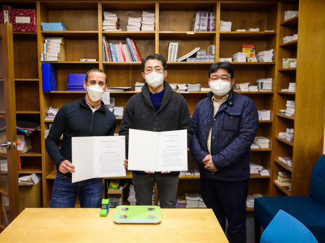 신웅철(가운데) ㈜맥파이테크 대표가 최근 마운틴 뷰와 업무협약을 맺었다. 대구창조경제혁신센터 제공