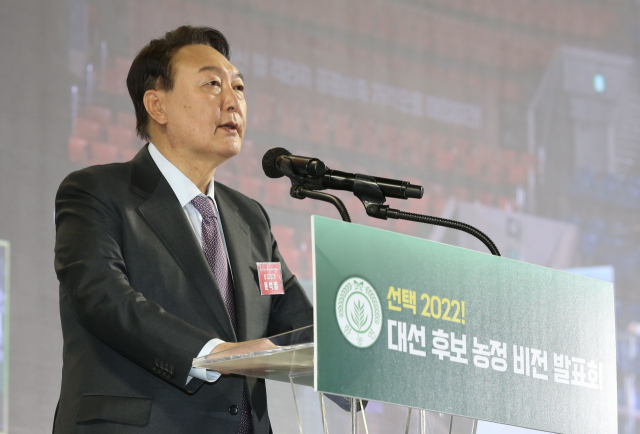 국민의힘 윤석열 대선 후보가 4일 오후 서울 송파구 잠실학생체육관에서 열린 한국농업경영인중앙연합회 주최 