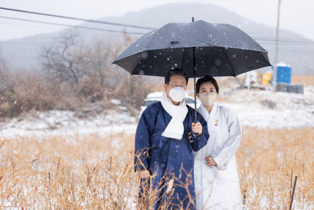 더불어민주당 이재명 대선 후보와 부인 김혜경 씨가 설 명절인 1일 경북 봉화군 선산에서 부모님 산소를 성묘하기 위해 걸어가고 있다. 연합뉴스