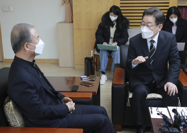 더불어민주당 이재명 대선후보가 4일 오전 서울 광진구 한국천주교중앙협의회를 방문, 이용훈 마티아 주교와 면담하고 있다. 연합뉴스