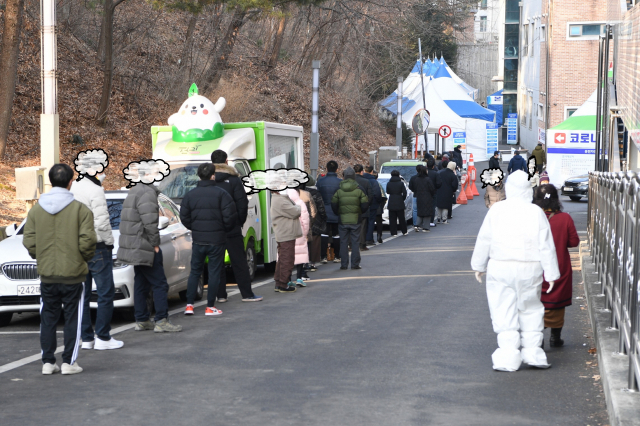 영주시보건소 선별진료소를 찾은 시민들이 줄을 서서 코로나19 검사를 받고 있다. 영주시 제공