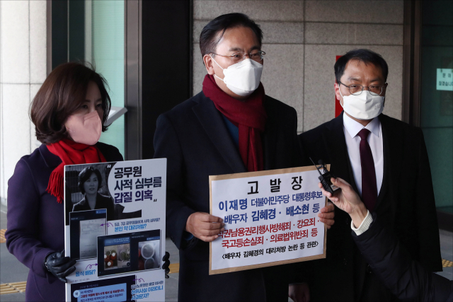 국민의힘 유상범 법률지원단장(가운데)이 3일 오후 서울 서초구 대검찰청 민원실에서 이재명 더불어민주당 대선 후보와 부인 김혜경 씨, 전 경기도청 5급 공무원 배모 씨에 대한 직권남용권리행사방해죄, 강요죄, 의료법위반죄 등 고발장 제출하기 전 발언하고 있다. 연합뉴스