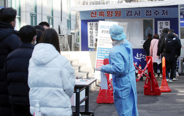 인천에 신종 코로나바이러스 감염증(코로나19) 확산세가 이어진 4일 오전 인천시 부평구 부평구보건소에 마련된 선별진료소 신속 항원검사소에 검사를 받으려는 시민들이 몰려 있다. 인천시는 전날 하루 동안 발생한 확진자가 1천783명으로 최종 집계됐다고 이날 밝혔다. 이는 일일 기준으로는 역대 최다 기록이다. 연합뉴스