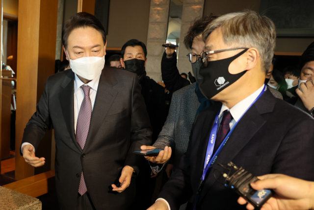 국민의힘 윤석열 대선후보가 20일 서울 하얏트호텔에서 당내 경선에서 경쟁했던 최재형 전 감사원장과 만나 회동장소로 이동하고 있다. 연합뉴스