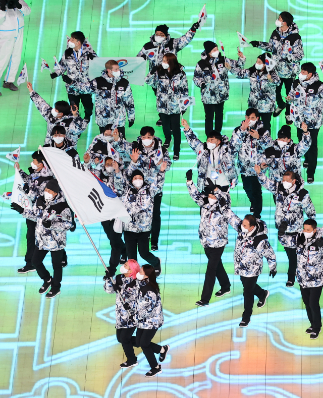 4일 오후 중국 베이징 국립경기장에서 열린 2022 베이징 동계올림픽 개회식에서 대한민국 선수단이 입장하고 있다. 연합뉴스