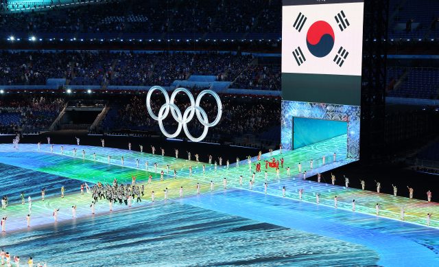4일 오후 중국 베이징 국립경기장에서 열린 2022 베이징 동계올림픽 개회식에서 대한민국 선수단 기수 쇼트트랙 대표팀 곽윤기와 김아랑이 태극기를 들고 입장하고 있다. 연합뉴스