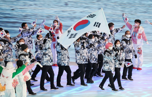 4일 오후 중국 베이징 국립경기장에서 열린 2022 베이징 동계올림픽 개회식에서 73번째로 대한민국 선수단이 입장하고 있다. 한국 기수는 쇼트트랙 대표팀 곽윤기와 김아랑. 연합뉴스
